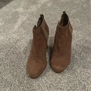 Crown vintage Carly - Tan suede wedge bootie